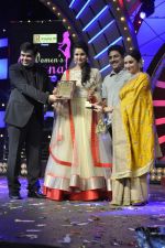 Sania Mirza, Divya Dutta at Women_s Prerna Awards in Mumbai on 9th April 2013 (129).JPG